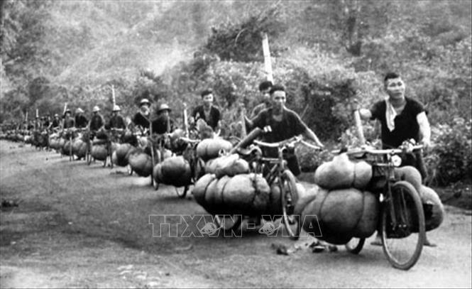 5. Trong kháng chiến chống Pháp, quân đội dựa vào nhân dân, tiến hành đường lối chiến tranh nhân dân của Ðảng, xây dựng, phát triển từng bước, cùng toàn Ðảng, toàn dân làm nên một Ðiện Biên Phủ 
