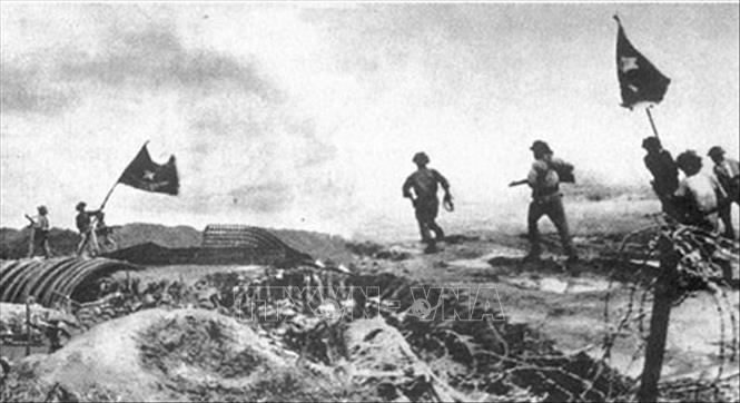 6. Trong kháng chiến chống Pháp, quân đội ta dựa vào nhân dân, tiến hành đường lối chiến tranh nhân dân của Ðảng, xây dựng, phát triển từng bước, cùng toàn Ðảng, toàn dân làm nên một Ðiện Biên Phủ 