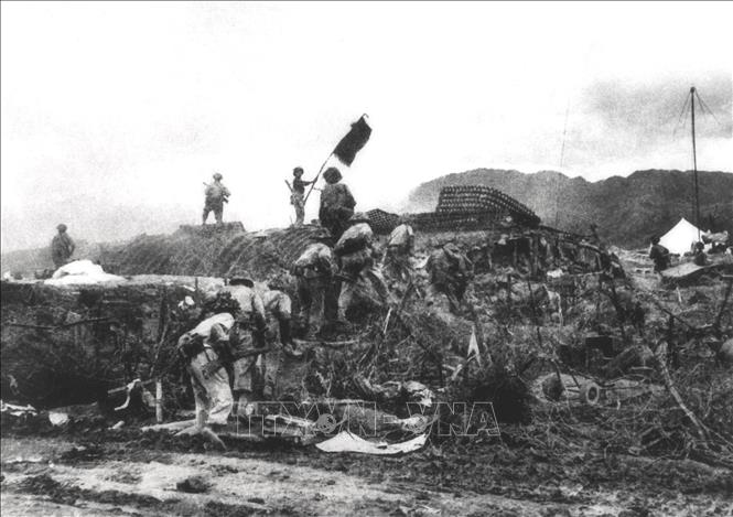 6. Trong kháng chiến chống Pháp, quân đội ta dựa vào nhân dân, tiến hành đường lối chiến tranh nhân dân của Ðảng, xây dựng, phát triển từng bước, cùng toàn Ðảng, toàn dân làm nên một Ðiện Biên Phủ 