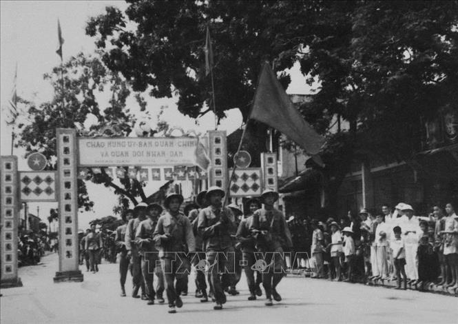 7. “Vì nhân dân mà chiến đấu” là một nét đặc trưng nổi bật trong bản chất, truyền thống vẻ vang của QĐND Việt Nam. Đặc trưng “vì nhân dân mà chiến đấu” của QĐND được thể hiện ở mục tiêu, lý tưởng chiến đấu vì độc lập, tự do của Tổ quốc, vì chủ nghĩa xã hội, vì ấm no, tự do, hạnh phúc của nhân dân. Trong ảnh: Sáng 10/10/1954, các đơn vị của Đại đoàn Quân Tiên Phong-Sư đoàn 308 chia làm nhiều cánh mở cuộc hành quân lịch sử tiến vào Hà Nội trong rừng cờ hoa cùng niềm vui hân hoan của hai mươi vạn người dân Thủ đô tràn ra đường chào đón đoàn quân chiến thắng. Ảnh: Tư liệu TTXVN