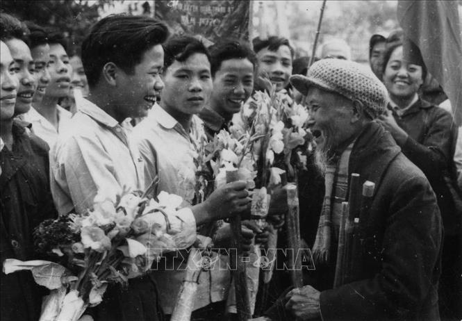 8. Trong ảnh: Các cụ phụ lão huyện Văn Giang (Hưng Yên) tặng gậy Trường Sơn, chúc các chàng trai lên đường ra tiền tuyến, hưởng ứng phong trào Thanh niên “Ba sẵn sàng” (tháng 8/1964), sau khi Mỹ mở rộng đánh phá bằng không quân ra miền Bắc trong kháng chiến chống Mỹ, cứu nước. Ảnh: Tư liệu TTXVN