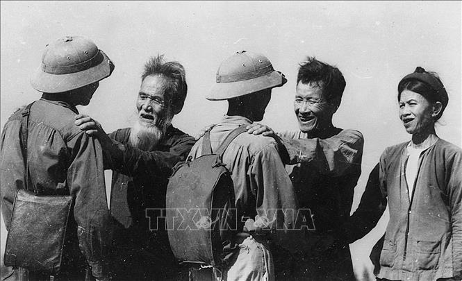 8. Trong ảnh: Cụ Nguyễn Danh Mai (trái) và cụ Hoàng Phi Sơn, ở xã Diễn Minh, huyện Diễn Châu (Nghệ An), đều có 3 con tòng quân, nay lại tiễn người con thứ 4 lên đường nhập ngũ kháng chiến chống Mỹ, cứu nước, tháng 8/1964, sau khi Mỹ mở rộng đánh phá bằng không quân ra miền Bắc. Ảnh: Nguyễn Chính - TTXVN