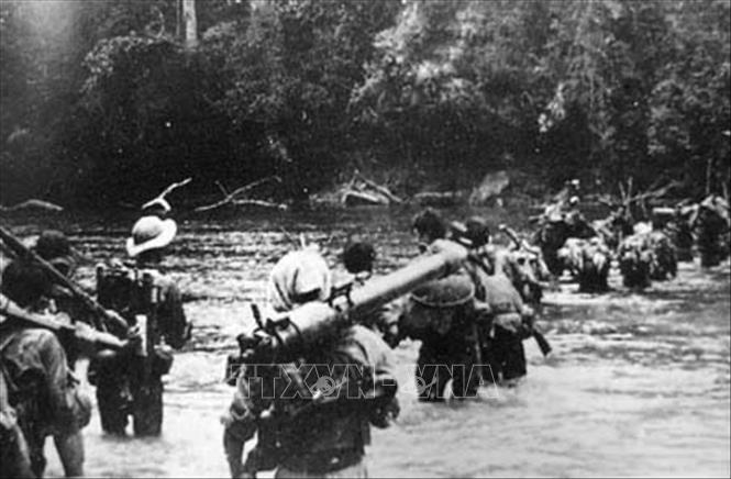 9. “Vì nhân dân mà chiến đấu” là mục tiêu, lý tưởng chiến đấu của quân đội, là động lực tinh thần to lớn thôi thúc lớp lớp cán bộ, chiến sĩ quân đội ta lên đường chiến đấu để thực hiện bằng được mục tiêu, lý tưởng cao cả: Độc lập dân tộc và CNXH, tự do, ấm no, hạnh phúc của nhân dân. Trong ảnh: Bộ đội lên đường vào miền Nam chiến đấu. Ảnh: Tư liệu/TTXVN phát