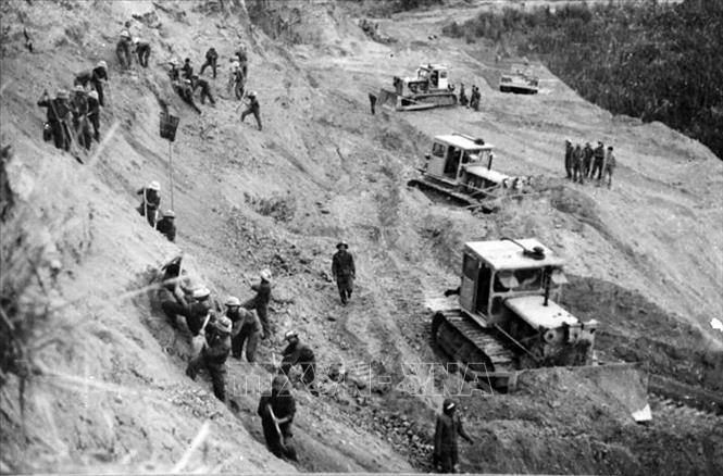 10. Trong các thời kỳ kháng chiến, quân đội sát cánh cùng nhân dân chiến đấu, với tinh thần: Tất cả cho tiền tuyến, tất cả để chiến thắng. Trong ảnh: Suốt 16 năm ròng rã (1959 - 1975), vượt qua muôn vàn gian khổ, hy sinh, bộ đội Trường Sơn cùng lực lượng thanh niên xung phong, dân công hỏa tuyến đã xây dựng và phát triển con đường Trường Sơn - đường Hồ Chí Minh 