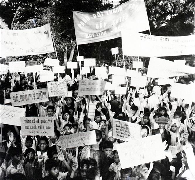11. Trong kháng chiến chống đế quốc Mỹ, cứu nước, trên chiến trường miền Nam, quân đội đã không quản ngại gian khổ, hy sinh, vừa chiến đấu tiêu diệt địch, vừa bảo vệ cơ sở cách mạng; dẫn dắt, xây dựng lực lượng dân quân, du kích, vừa hỗ trợ nhân dân nổi dậy đấu tranh giành quyền làm chủ... Trong ảnh: Cuối năm 1959, đầu những năm 1960, phong trào 