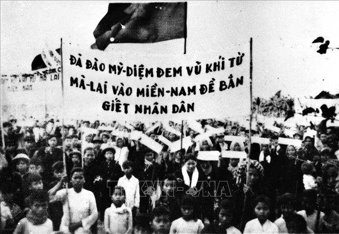 11. Trong kháng chiến chống đế quốc Mỹ, cứu nước, trên chiến trường miền Nam, quân đội đã không quản ngại gian khổ, hy sinh, vừa chiến đấu tiêu diệt địch, vừa bảo vệ cơ sở cách mạng; dẫn dắt, xây dựng lực lượng dân quân, du kích, vừa hỗ trợ nhân dân nổi dậy đấu tranh giành quyền làm chủ... Trong ảnh: Cuối năm 1959, đầu những năm 1960, phong trào 