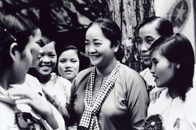 11. Trong kháng chiến chống đế quốc Mỹ, cứu nước, trên chiến trường miền Nam, quân đội đã không quản ngại gian khổ, hy sinh, vừa chiến đấu tiêu diệt địch, vừa bảo vệ cơ sở cách mạng; dẫn dắt, xây dựng lực lượng dân quân, du kích, vừa hỗ trợ nhân dân nổi dậy đấu tranh giành quyền làm chủ... Trong ảnh: Nữ tướng Nguyễn Thị Định và “đội quân tóc dài” Bến Tre, ra đời trong phong trào Đồng Khởi 1960. Ảnh: Tư liệu TTXVN
