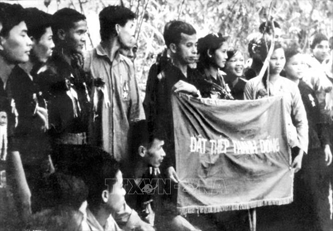 12. Trong kháng chiến chống đế quốc Mỹ, cứu nước, trên chiến trường miền Nam, quân đội đã không quản ngại gian khổ, hy sinh, vừa chiến đấu tiêu diệt địch, vừa bảo vệ cơ sở cách mạng; dẫn dắt, xây dựng lực lượng dân quân, du kích, vừa hỗ trợ nhân dân nổi dậy đấu tranh giành quyền làm chủ... Trong ảnh: Ngày 17/9/1967, tại Đại hội Anh hùng, Chiến sĩ thi đua và Dũng sĩ các Lực lượng Võ trang Nhân dân Giải phóng toàn miền Nam lần thứ hai, vùng đất Củ Chi đã được Mặt trận Dân tộc Giải phóng miền Nam Việt Nam tặng danh hiệu “Đất thép thành đồng”. Ảnh: Tư liệu/TTXVN phát