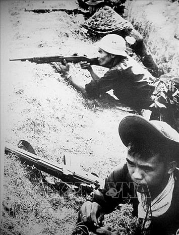 12. Trong kháng chiến chống đế quốc Mỹ, cứu nước, trên chiến trường miền Nam, quân đội đã không quản ngại gian khổ, hy sinh, vừa chiến đấu tiêu diệt địch, vừa bảo vệ cơ sở cách mạng; dẫn dắt, xây dựng lực lượng dân quân, du kích, vừa hỗ trợ nhân dân nổi dậy đấu tranh giành quyền làm chủ... Trong ảnh: Trong kháng chiến chống Mỹ, cứu nước, lối đánh thoắt ẩn thoắt hiện, 