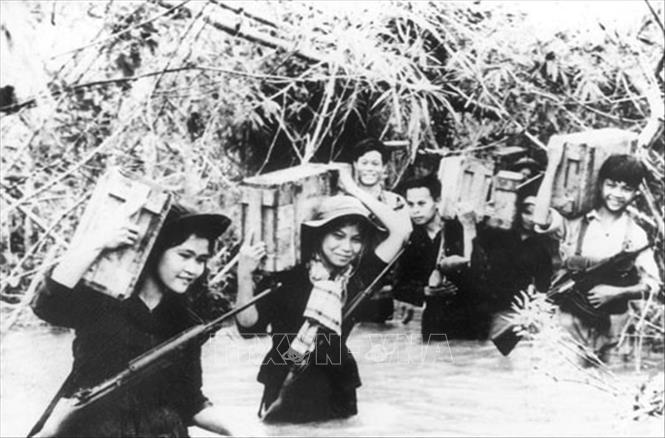 12. Trong kháng chiến chống đế quốc Mỹ, cứu nước, trên chiến trường miền Nam, quân đội đã không quản ngại gian khổ, hy sinh, vừa chiến đấu tiêu diệt địch, vừa bảo vệ cơ sở cách mạng; dẫn dắt, xây dựng lực lượng dân quân, du kích, vừa hỗ trợ nhân dân nổi dậy đấu tranh giành quyền làm chủ... Trong ảnh: Dân quân tải đạn, phục vụ chiến dịch trong kháng chiến chống Mỹ, cứu nước. Ảnh: Tư liệu/TTXVN phát