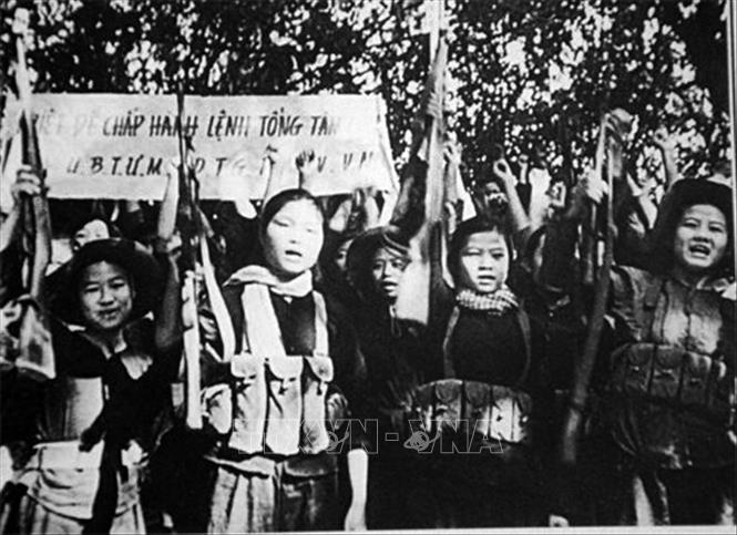 12. Trong kháng chiến chống đế quốc Mỹ, cứu nước, trên chiến trường miền Nam, quân đội đã không quản ngại gian khổ, hy sinh, vừa chiến đấu tiêu diệt địch, vừa bảo vệ cơ sở cách mạng; dẫn dắt, xây dựng lực lượng dân quân, du kích, vừa hỗ trợ nhân dân nổi dậy đấu tranh giành quyền làm chủ... Trong ảnh: Nữ du kích miền Nam trong kháng chiến chống Mỹ, cứu nước. Ảnh: Tư liệu/TTXVN phát