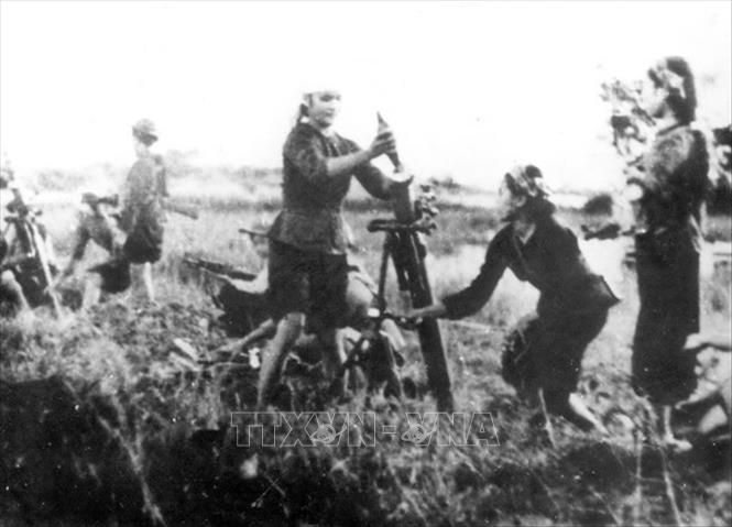 13. Trong kháng chiến chống Mỹ, cứu nước, nhân dân sát cánh cùng quân đội chiến đấu, với tinh thần: Tất cả cho tiền tuyến, tất cả để chiến thắng; 