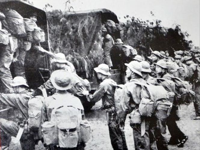 13. “Vì nhân dân mà chiến đấu” là một nét đặc trưng nổi bật trong bản chất, truyền thống vẻ vang của QĐND Việt Nam. Đặc trưng “vì nhân dân mà chiến đấu” của QĐND được thể hiện ở mục tiêu, lý tưởng chiến đấu vì độc lập, tự do của Tổ quốc, vì chủ nghĩa xã hội, vì ấm no, tự do, hạnh phúc của nhân dân. Trong ảnh: Thanh niên Hà Nội hăng hái lên đường chi viện cho miền Nam trong chiến dịch Tết Mậu Thân 1968. Ảnh: Tư liệu/TTXVN phát