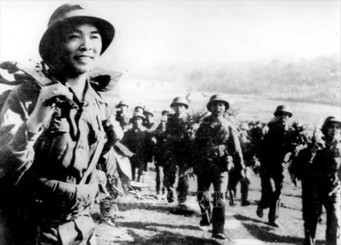 13. “Vì nhân dân mà chiến đấu” là một nét đặc trưng nổi bật trong bản chất, truyền thống vẻ vang của QĐND Việt Nam. Đặc trưng “vì nhân dân mà chiến đấu” của QĐND được thể hiện ở mục tiêu, lý tưởng chiến đấu vì độc lập, tự do của Tổ quốc, vì chủ nghĩa xã hội, vì ấm no, tự do, hạnh phúc của nhân dân. Trong ảnh: Thanh niên miền Bắc hăng hái lên đường vào miền Nam chiến đấu trong cuộc Tổng tiến công và nổi dậy Xuân Mậu Thân 1968. Ảnh: Tư liệu/TTXVN phát