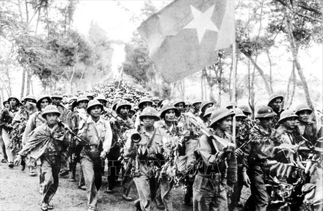14. Nhờ có nhân dân tích cực chuẩn bị chiến trường, phối hợp chiến đấu, xây dựng và bảo vệ chính quyền tại các cơ sở vừa giải phóng..., mà quân đội có điều kiện tiến công thần tốc, thực hiện những trận quyết chiến chiến lược, giành toàn thắng. Trong ảnh: Các đơn vị chủ lực của quân đội hành quân thần tốc, tiến về giải phóng Sài Gòn năm 1975. Ảnh: TTXVN  