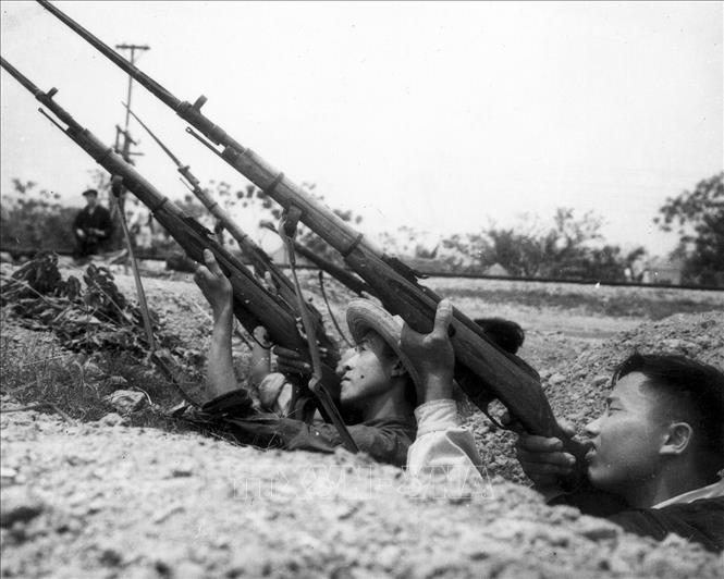 15. Trong các thời kỳ kháng chiến, nhân dân đều sát cánh cùng quân đội chiến đấu, với tinh thần: Tất cả cho tiền tuyến, tất cả để chiến thắng. Trong ảnh: Dân quân xã Hà Lâm và Hà Ngọc, huyện Hà Trung (Thanh Hóa) phối hợp với bộ đội đánh trả máy bay Mỹ, làm nên chiến thắng Hàm Rồng ngày 3 và 4/4/1965. Ảnh: Ngọc Cẩn - TTXVN