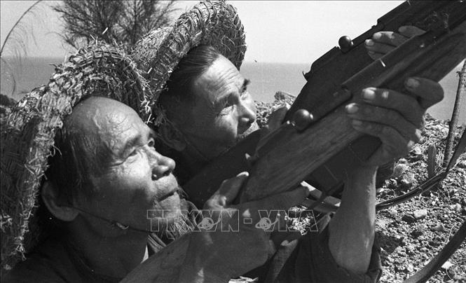 15. Trong các thời kỳ kháng chiến, nhân dân đều sát cánh cùng quân đội chiến đấu, với tinh thần: Tất cả cho tiền tuyến, tất cả để chiến thắng. Trong ảnh: Các bô lão dân quân phối hợp với bộ đội bắn máy Mỹ, làm nên chiến thắng Hàm Rồng, ngày 3 và 4/4/1965. Ảnh: TTXVN