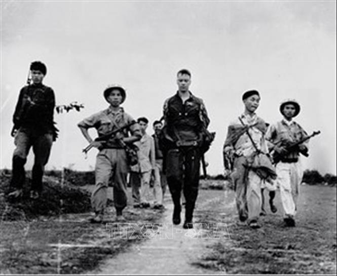 16. Trong các thời kỳ kháng chiến, nhân dân đều sát cánh cùng quân đội chiến đấu, với tinh thần: Tất cả cho tiền tuyến, tất cả để chiến thắng. Trong ảnh: Phi công Mỹ bị quân và dân miền Bắc bắt sống trong kháng chiến chống Mỹ, cứu nước. Ảnh: Tư liệu TTXVN