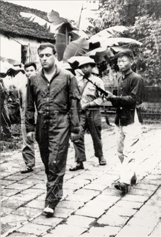 16. Trong các thời kỳ kháng chiến, nhân dân đều sát cánh cùng quân đội chiến đấu, với tinh thần: Tất cả cho tiền tuyến, tất cả để chiến thắng. Trong ảnh: Phi công Mỹ bị quân và dân miền Bắc bắt sống trong trận Hà Nội 12 ngày đêm (tháng 12/1972) trong kháng chiến chống Mỹ, cứu nước. Ảnh: Tư liệu TTXVN