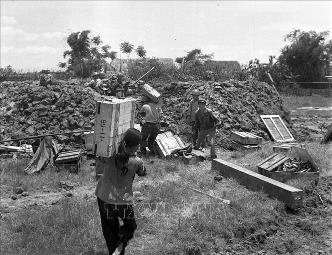 16. Trong các thời kỳ kháng chiến, nhân dân đều sát cánh cùng quân đội chiến đấu, với tinh thần: Tất cả cho tiền tuyến, tất cả để chiến thắng. Trong ảnh: Nhân dân tham gia tải đạn cho bộ đội phòng không bắn trả máy bay Mỹ trong trận Hà Nội 12 ngày đêm (tháng 12/1972) trong kháng chiến chống Mỹ, cứu nước. Ảnh: Tư liệu TTXVN  