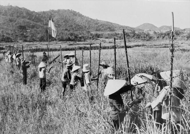 18. Năm 1975, khi thời cơ chiến lược xuất hiện, nhờ có nhân dân tích cực chuẩn bị chiến trường, phối hợp chiến đấu, quân đội có điều kiện tiến công thần tốc, thực hiện trận quyết chiến chiến lược trong cuộc Tổng tấn công và nổi dậy mùa Xuân 1975 mà đỉnh cao là chiến dịch Hồ Chí Minh lịch sử, giải phóng hoàn toàn miền Nam, thống nhất đất nước. Trong ảnh: Nhân dân và du kích xã Quế Lộc (Quảng Nam) rào làng chiến đấu. Ảnh: Nguyễn Đán - TTXVN