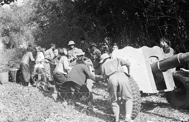 18. Năm 1975, khi thời cơ chiến lược xuất hiện, nhờ có nhân dân tích cực chuẩn bị chiến trường, phối hợp chiến đấu, quân đội có điều kiện tiến công thần tốc, thực hiện trận quyết chiến chiến lược trong cuộc Tổng tấn công và nổi dậy mùa Xuân 1975 mà đỉnh cao là chiến dịch Hồ Chí Minh lịch sử, giải phóng hoàn toàn miền Nam, thống nhất đất nước. Trong ảnh: Nhân dân Tây Nguyên cùng bộ đội kéo pháo để đánh chiếm các đỉnh cao ở Pleiku trong chiến dịch Tây Nguyên, mở màn cuộc Tổng tiến công và nổi dậy mùa xuân năm 1975. Ảnh: TTXVN