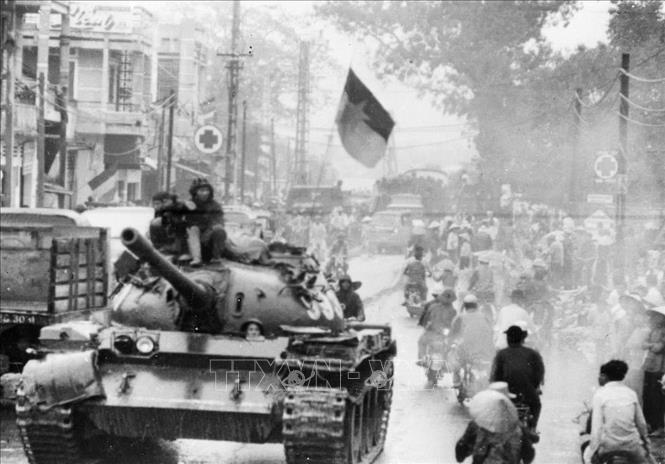 18. Năm 1975, khi thời cơ chiến lược xuất hiện, nhờ có nhân dân tích cực chuẩn bị chiến trường, phối hợp chiến đấu, quân đội có điều kiện tiến công thần tốc, thực hiện trận quyết chiến chiến lược trong cuộc Tổng tấn công và nổi dậy mùa Xuân 1975 mà đỉnh cao là chiến dịch Hồ Chí Minh lịch sử, giải phóng hoàn toàn miền Nam, thống nhất đất nước. Trong ảnh: Xe tăng Lữ đoàn 203, Sư đoàn 304, Quân đoàn 2 tiến vào giải phóng Đà Nẵng, ngày 29/3/1975. Ảnh: Tư liệu TTXVN
