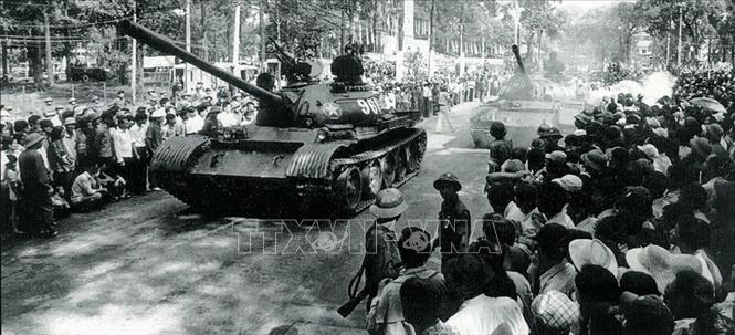 18. Năm 1975, khi thời cơ chiến lược xuất hiện, nhờ có nhân dân tích cực chuẩn bị chiến trường, phối hợp chiến đấu, quân đội có điều kiện tiến công thần tốc, thực hiện trận quyết chiến chiến lược trong cuộc Tổng tấn công và nổi dậy mùa Xuân 1975 mà đỉnh cao là chiến dịch Hồ Chí Minh lịch sử, giải phóng hoàn toàn miền Nam, thống nhất đất nước. Trong ảnh: Xe tăng Quân giải phóng tiến vào giải phóng Sài Gòn trong niềm vui hân hoan của nhân dân. Ảnh: Lâm Tấn Tài - TTXVN
