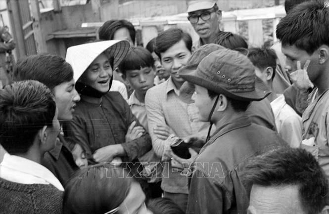 18. Năm 1975, khi thời cơ chiến lược xuất hiện, nhờ có nhân dân tích cực chuẩn bị chiến trường, phối hợp chiến đấu, quân đội có điều kiện tiến công thần tốc, thực hiện trận quyết chiến chiến lược trong cuộc Tổng tấn công và nổi dậy mùa Xuân 1975 mà đỉnh cao là chiến dịch Hồ Chí Minh lịch sử, giải phóng hoàn toàn miền Nam, thống nhất đất nước. Trong ảnh: Nhân dân thành phố Đà Nẵng đổ ra đường mừng đón quân giải phóng. Ảnh: Ngọc Đản - TTXVN