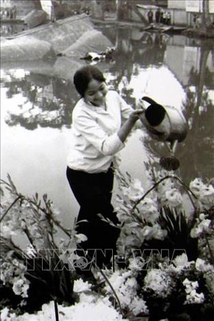 16. Nhân dân là điểm tựa về tinh thần, vật chất; là cội nguồn, động lực tạo nên sức mạnh chiến đấu, chiến thắng của Quân đội. Có thể khẳng định quan hệ máu thịt, cá - nước giữa nhân dân và Quân đội là nguồn gốc, nền tảng để Quân đội xây dựng vững mạnh về mọi mặt. Trong ảnh: Cô gái làng hoa Ngọc Hà tưới hoa bên xác máy bay Mỹ bị bắn rơi trong trận Hà Nội 12 ngày đêm tháng 12/1972 - biểu tượng của chiến thắng, của tình đoàn kết quân - dân, sức mạnh làm nên chiến thắng của quân và dân Việt Nam trong các cuộc kháng chiến thống nhất và bảo vệ Tổ quốc. Ảnh: Tư liệu TTXVN