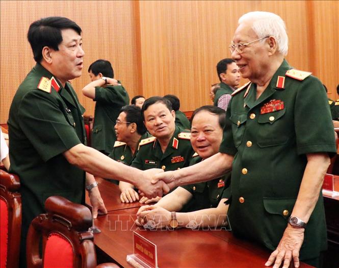 Trong ảnh: Đại tướng Lương Cường, Bí thư Trung ương Đảng, Ủy viên Thường vụ Quân ủy Trung ương, Chủ nhiệm Tổng cục Chính trị, Quân đội Nhân dân Việt Nam thăm hỏi các tướng lĩnh nguyên lãnh đạo Tổng cục Chính trị đã về hưu. Ảnh: Xuân Khu- TTXVN
