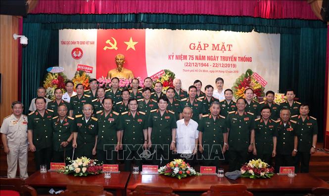 Trong ảnh: Trong ảnh: Đại tướng Lương Cường, Bí thư Trung ương Đảng, Ủy viên Thường vụ Quân ủy Trung ương, Chủ nhiệm Tổng cục Chính trị, Quân đội Nhân dân Việt Nam chụp ảnh cùng các đại biểu, tướng lĩnh nguyên lãnh đạo Tổng cục Chính trị tại buổi gặp mặt. Ảnh: Xuân Khu- TTXVN
