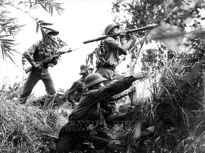 19. Ở mọi thời kỳ, QÐND Việt Nam luôn là chỗ dựa tuyệt đối trung thành, tin cậy của nhân dân; chiến đấu vì độc lập, tự do và lợi ích của nhân dân. Trong ảnh: Bộ đội tham gia chiến đấu trên chiến trường bảo vệ biên giới Tây Nam, năm 1978. Ảnh: Tư liệu/TTXVN phát