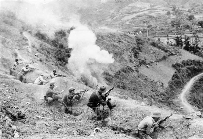 19. “Vì nhân dân mà chiến đấu” là nét đặc trưng nổi bật trong bản chất, truyền thống vẻ vang của QĐND Việt Nam, thể hiện ở mục tiêu, lý tưởng chiến đấu vì độc lập, tự do của Tổ quốc, vì chủ nghĩa xã hội, vì ấm no, tự do, hạnh phúc của nhân dân. Trong ảnh: Chiến sĩ công an vũ trang dũng cảm chiến đấu giữ vững pháo đài Đồng Đăng (Lạng Sơn) trong cuộc chiến đấu bảo vệ biên giới phía Bắc, tháng 2/1979. Ảnh: Tạ Hải - TTXVN