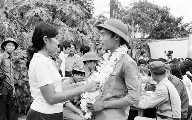 20. Quân đội ta không chỉ đoàn kết, chiến đấu vì nhân dân, dân tộc Việt Nam, mà còn đoàn kết chiến đấu vì nhân dân các dân tộc bị áp bức trên thế giới, nhất là nhân dân Lào và Campuchia, chống kẻ thù chung. Trong ảnh: Người dân tỉnh Battambang (Campuchia) tiễn quân tình nguyện Việt Nam hoàn thành nghĩa vụ quốc tế, lên đường về nước, sáng 20/6/1984. Ảnh: TTXVN
