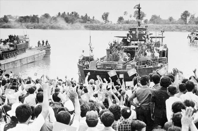 20. Quân đội ta không chỉ đoàn kết, chiến đấu vì nhân dân, dân tộc Việt Nam, mà còn đoàn kết chiến đấu vì nhân dân các dân tộc bị áp bức trên thế giới, nhất là nhân dân Lào và Campuchia, chống kẻ thù chung. Trong ảnh: Người dân thủ đô Phnom Penh lưu luyến tiễn đưa các chiến sĩ Quân đoàn 4 - Binh đoàn Cửu Long quân tình nguyện Việt Nam hoàn thành nghĩa vụ quốc tế, lên đường trở về nước, sáng 2/5/1983. Ảnh: TTXVN