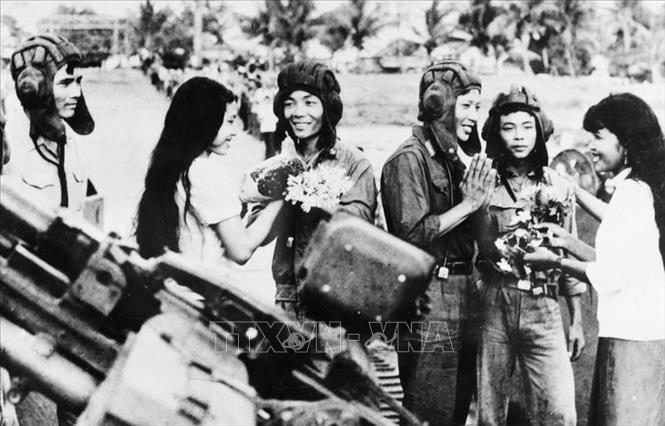 20. Quân đội ta không chỉ đoàn kết, chiến đấu vì nhân dân, dân tộc Việt Nam, mà còn đoàn kết chiến đấu vì nhân dân các dân tộc bị áp bức trên thế giới, nhất là nhân dân Lào và Campuchia, chống kẻ thù chung. Trong ảnh: Sáng 2/5/1983, hàng ngàn người dân thủ đô Phnom Penh lưu luyến tiễn đưa cán bộ, chiến sĩ Quân đoàn 4 - Binh đoàn Cửu Long quân tình nguyện Việt Nam hoàn thành nghĩa vụ quốc tế, lên đường về nước. Ảnh: TTXVN