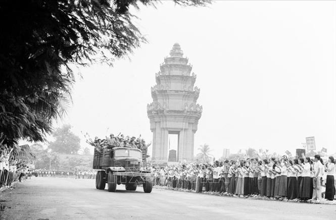 20. Quân đội ta không chỉ đoàn kết, chiến đấu vì nhân dân, dân tộc Việt Nam, mà còn đoàn kết chiến đấu vì nhân dân các dân tộc bị áp bức trên thế giới, nhất là nhân dân Lào và Campuchia, chống kẻ thù chung. Trong ảnh: Hàng vạn người dân thủ đô Phnom Penh đứng dọc 2 bên đường, lưu luyến tiễn đưa quân tình nguyện Việt Nam hoàn thành nghĩa vụ quốc tế trở về nước, tháng 6/1984. Ảnh: TTXVN