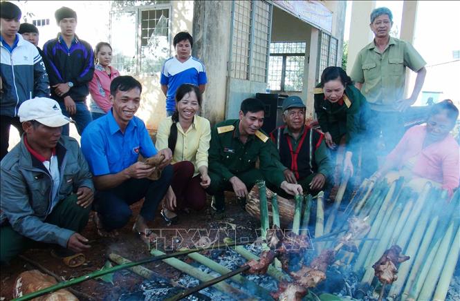 21. Chủ tịch Hồ Chí Minh thường xuyên nhắc nhở cán bộ, chiến sĩ: “Phải nhớ rằng dân là chủ. Dân như nước, mình như cá. Lực lượng bao nhiêu là nhờ ở dân hết”, “Phải dựa vào dân, dựa chắc vào dân thì không kẻ địch nào có thể tiêu diệt được”. Trong ảnh: Cán bộ Công ty 72 (Binh đoàn 15) đón Tết Bính Thân 2016 cùng đồng bào dân tộc xã biên giới Ia Dom, huyện Đức Cơ, tỉnh Gia Lai. Ảnh: Văn Thông – TTXVN