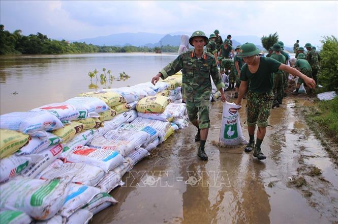 21. QĐND tham gia phòng, chống thiên tai, cứu hộ, cứu nạn, khắc phục hậu quả chiến tranh… Trong ảnh: Cán bộ, chiến sĩ quân đội đắp bao cát chống tràn đê Tả Bùi ở huyện Chương Mỹ (Hà Nội) trong trận lũ lịch sử tháng 8/2018 khiến người dân vùng “rốn lũ” chịu nhiều tổn thất, thiệt hại nặng nề. Ảnh: Tư liệu TTXVN