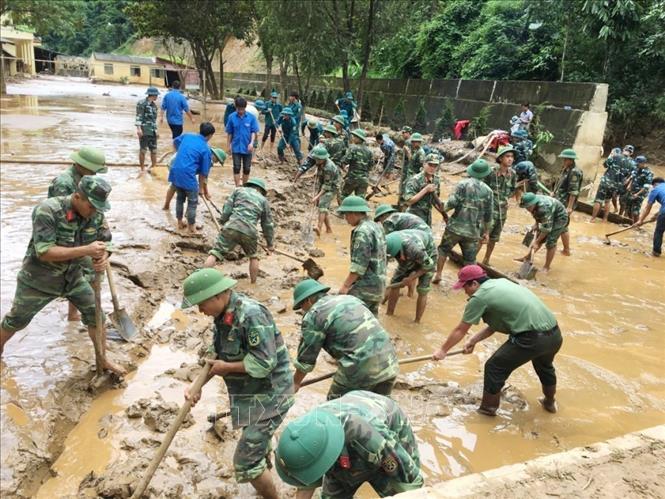 21. QĐND tham gia phòng, chống thiên tai, cứu hộ, cứu nạn, khắc phục hậu quả chiến tranh… Trong ảnh: Quân đội giúp dân khắc phục hậu quả thiên tai và tổ chức tìm kiếm người mất tích tại Yên Bái, Sơn La, Thanh Hóa, Nghệ An. Ảnh: Hồng Pha – TTXVN phát