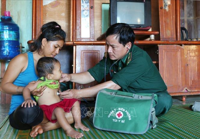 23. QĐND không chỉ chiến đấu bảo vệ nhân dân, mà còn phải quan tâm giúp đỡ nhân dân trong lao động sản xuất, phát triển kinh tế, xóa đói giảm nghèo, xây dựng hệ thống chính trị cơ sở, xây dựng đời sống văn hóa tinh thần, nhất là ở vùng sâu, vùng cao, vùng xa, vùng căn cứ cách mạng trước đây. Trong ảnh: Bộ đội biên phòng Đắk Lắk chú trọng chăm sóc sức khỏe nhân dân, người có công, gia đình thương binh, liệt sĩ, trẻ em có hoàn cảnh khó khăn. Ảnh: Dương Giang - TTXVN