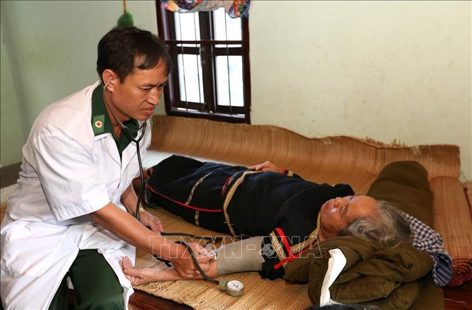 24. Quân đội thường xuyên chăm lo xây dựng, bồi dưỡng sức dân, tạo nên sức mạnh chiến đấu của quân đội, góp phần nâng cao đời sống vật chất, tinh thần của các tầng lớp nhân dân. Trong ảnh: Quân y Đồn Biên phòng Yok Đôn (Đắk Lắk) thăm hỏi, khám bệnh, cấp phát thuốc cho gia đình người có công với cách mạng huyện biên giới Buôn Đôn. Ảnh: Anh Tuấn – TTXVN