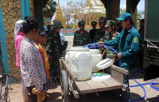 25. Trong thời bình, cán bộ, chiến sĩ quân đội càng phải thật sự đi sâu, đi sát, gần gũi nhân dân. Trong ảnh: Bộ đội biên phòng và dan quân tự vệ tổ chức cung cấp nước sạch cho đồng bào dân tộc Khmer vùng hạn, mặn tỉnh Sóc Trăng. Ảnh: Trung Hiếu - TTXVN