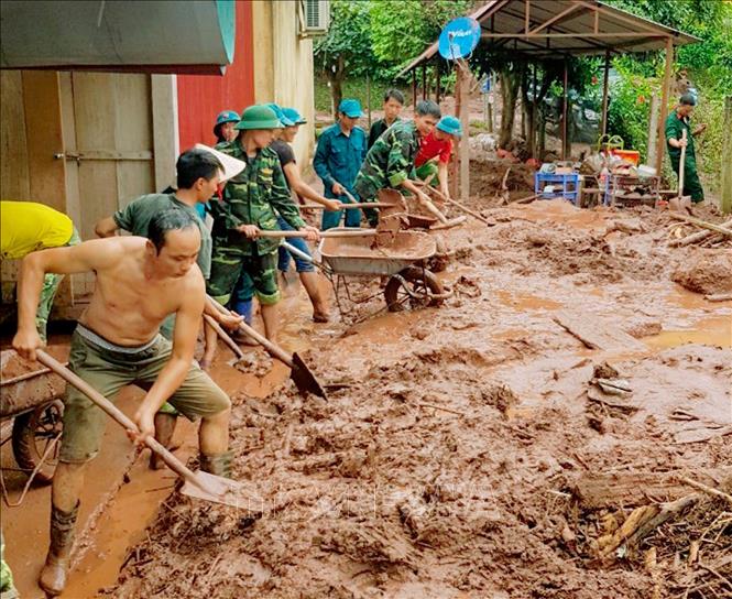 25. QĐND tham gia phòng, chống thiên tai, cứu hộ, cứu nạn, khắc phục hậu quả chiến tranh… Trong ảnh: Bộ đội giúp dân khắc phục hậu quả thiên tai và tổ chức tìm kiếm người mất tích tại Yên Bái, Sơn La, Thanh Hóa, Nghệ An năm 2018. Ảnh: Hồng Pha – TTXVN phát