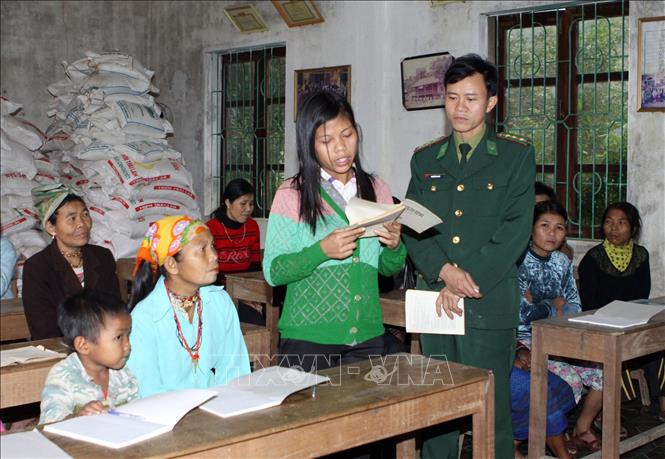Bộ đội Biên phòng Hà Tĩnh dạy chữ cho đồng bào dân tộc Chứt. Ảnh: Trọng Đức - TTXVN