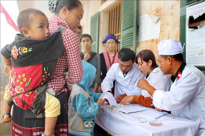 Bác sỹ Bộ đội biên phòng Lai Châu khám, phát thuốc miễn phí cho bệnh nhân nghèo của các xã biên giới. Ảnh: Quý Trung - TTXVN