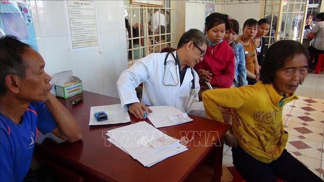 Đoàn Kinh tế 778 (Quân khu 7) phối hợp với chính quyền địa phương tổ chức tặng quà Tết và khám, phát thuốc miễn phí cho đối tượng khó khăn, hộ nghèo, hộ đồng bào dân tộc thiểu số trên địa bàn xã biên giới. Ảnh: K GỬIH - TTXVN