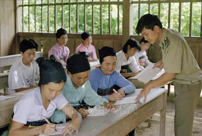 Bộ đội Biên phòng Thanh Hoá dạy học, xoá mù chữ cho người dân bản Na Mèo, xã Na Mèo, huyện Quan Sơn. Ảnh: Hà Việt - TTXVN