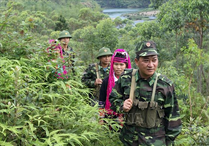 Lực lượng biên phòng Đồn Bắc Sơn (Lạng Sơn) phối hợp với dân quân tự vệ địa phương tuần tra khu vực biên giới. Ảnh: Trọng Đức - TTXVN